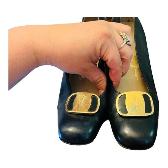 Vintage Salvatore Ferragamo Low Heel Pumps Blue Leather Gold Accent Size 8 AA - Picture 7 of 15
